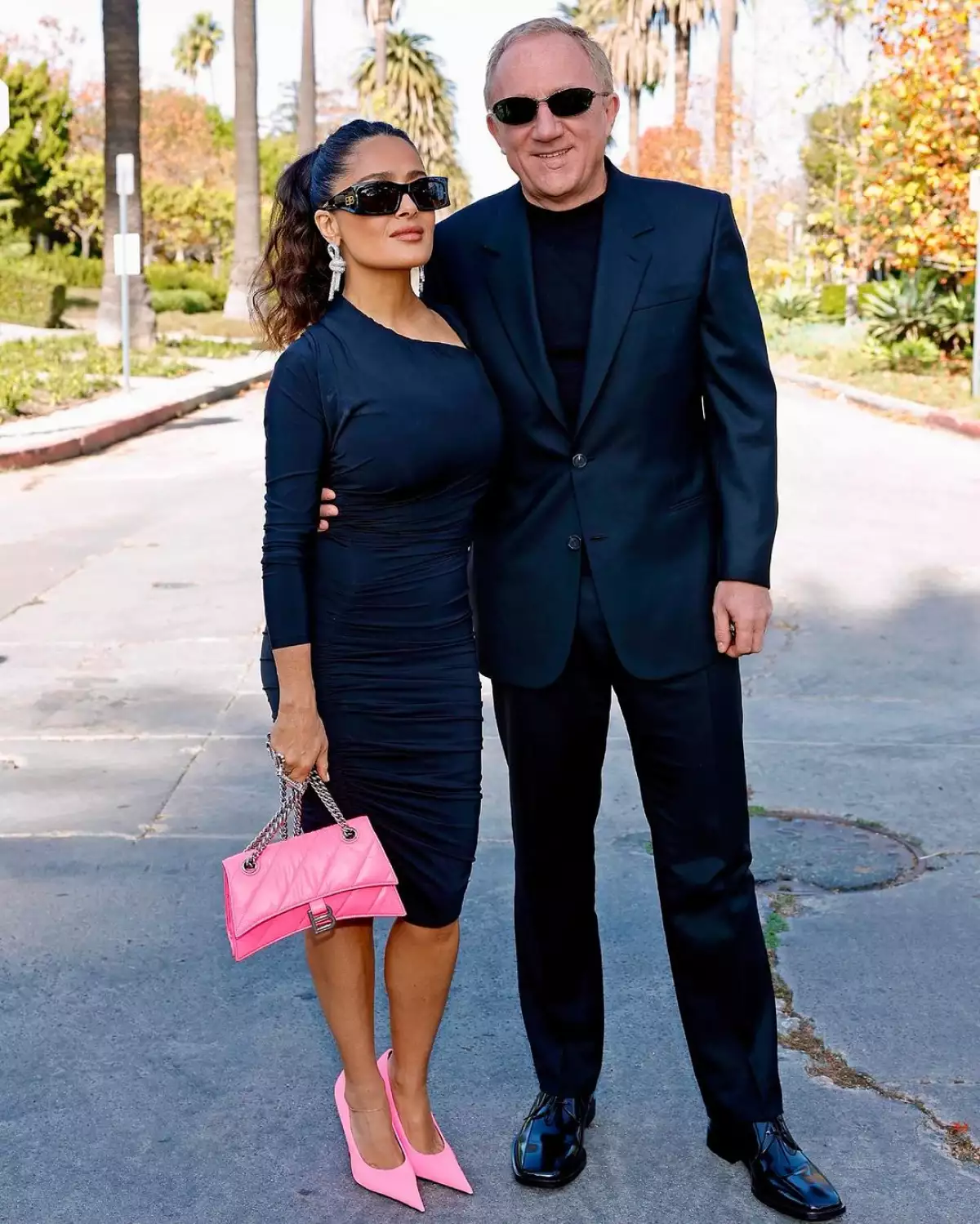 Salma Hayek y su esposo, François-Henri Pinault en el desfile de Balenciaga en Los Ángeles.