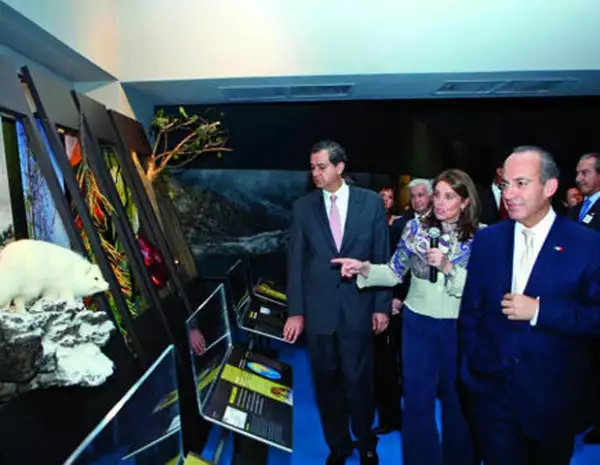 ORGULLOSA. Muestra sus logros al presidente Felipe Calderón Hinojosa.