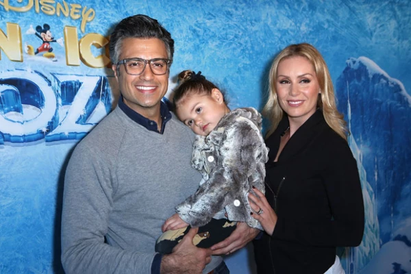 Parece que Elena Camil se cansó de posar ante los fotógrafos y se recargó en su papá.