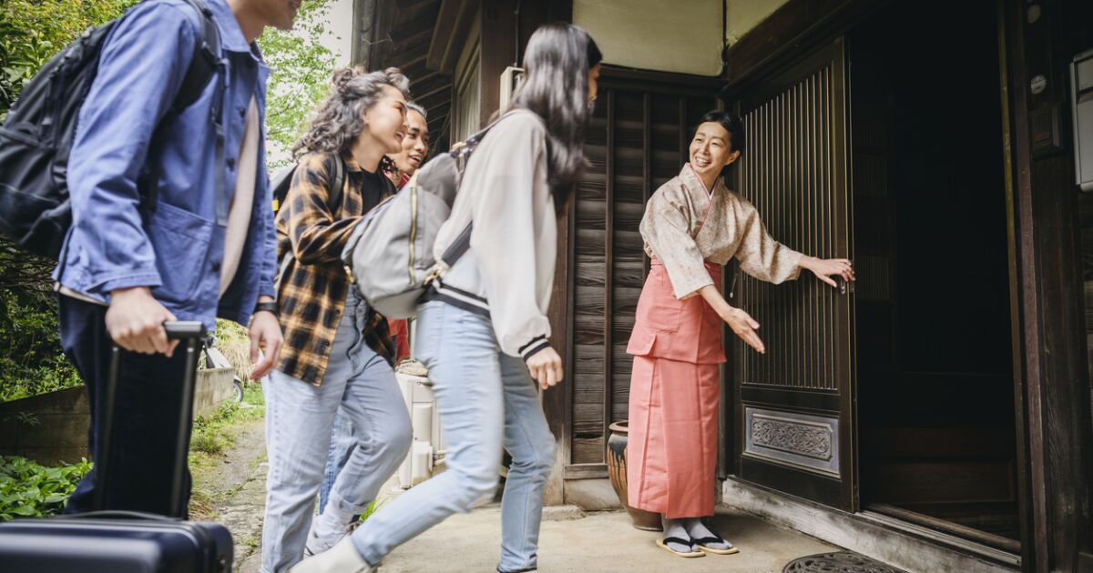 Japan opens its borders to tourists, but only in groups Japan opens its borders to tourists, but only in groups