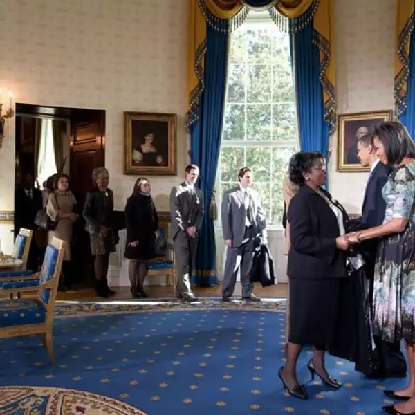 El presidente y la primera dama, Michelle Obama, dan la bienvenida a algunos visitantes en la Sala Azul de la Casa Blanca.