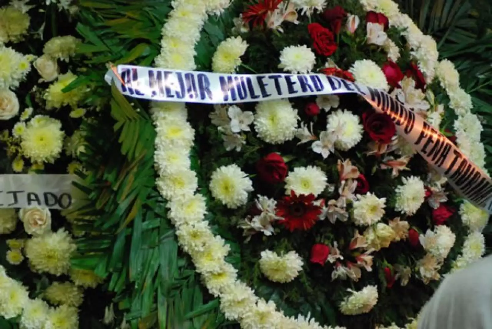 Varios han sido lo que mostraron sus condolencias a la familia, enviando coronas.