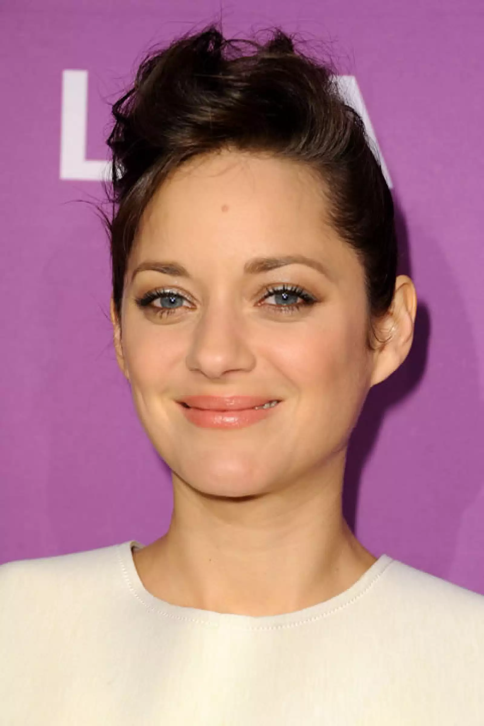 Para cambiar su look, Marion Cotillard se recogió el pelo en un updo muy edgy. Resaltó sus ojos azules, aplicando delineador plateado y rímel.