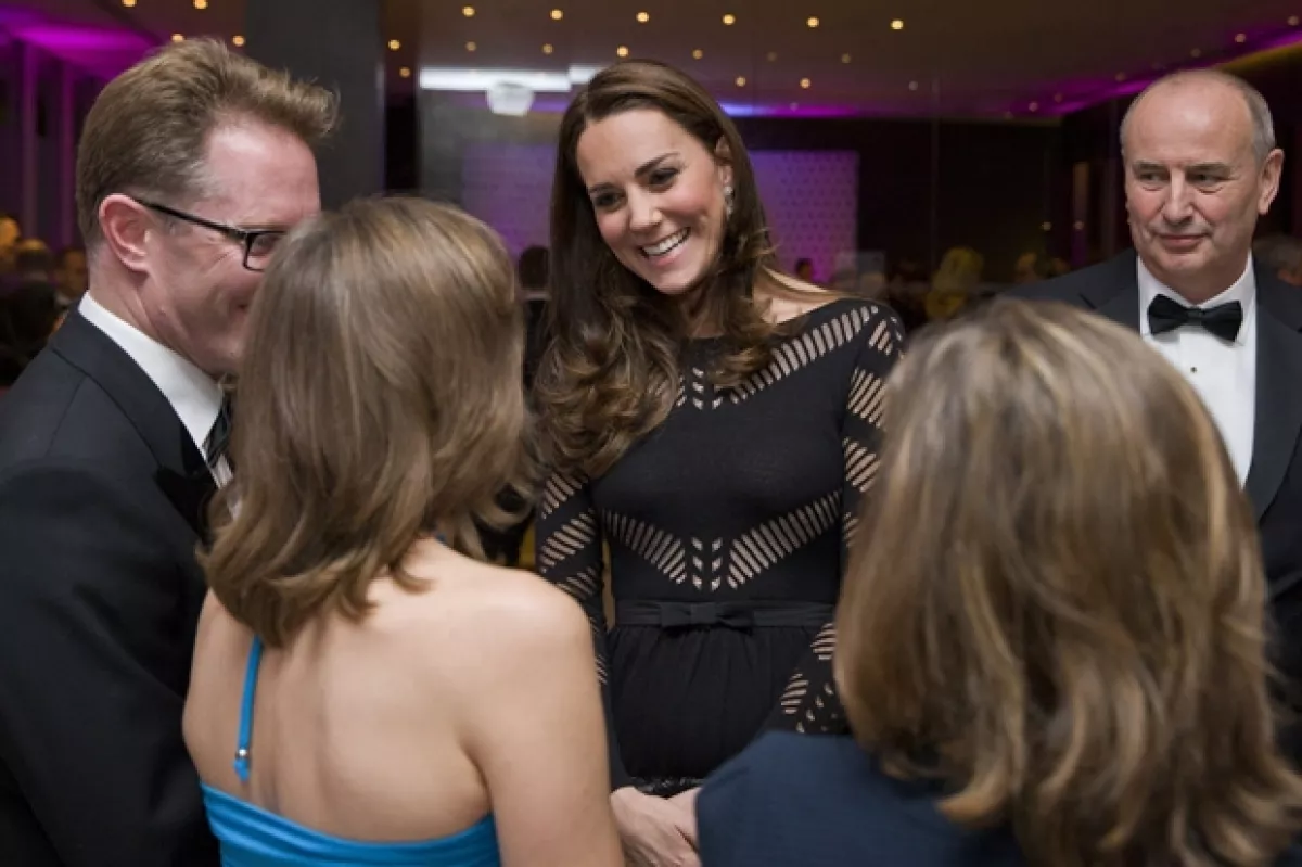 Kate se notaba del mejor humor durante su asistencia a la cena en pro del combate a las adicciones en Londres.