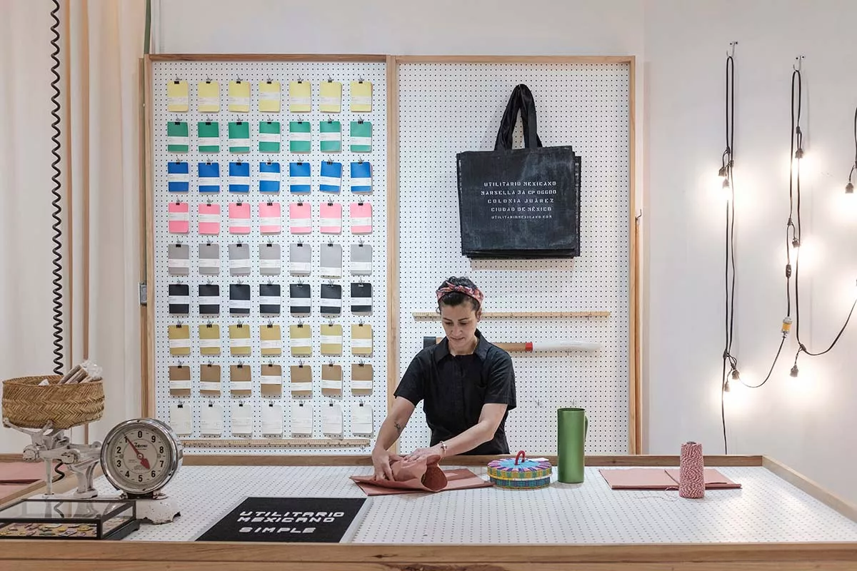 Mujer en tienda Utilitario Mexicano.jpg