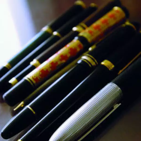 Plumas sobre su escritorio