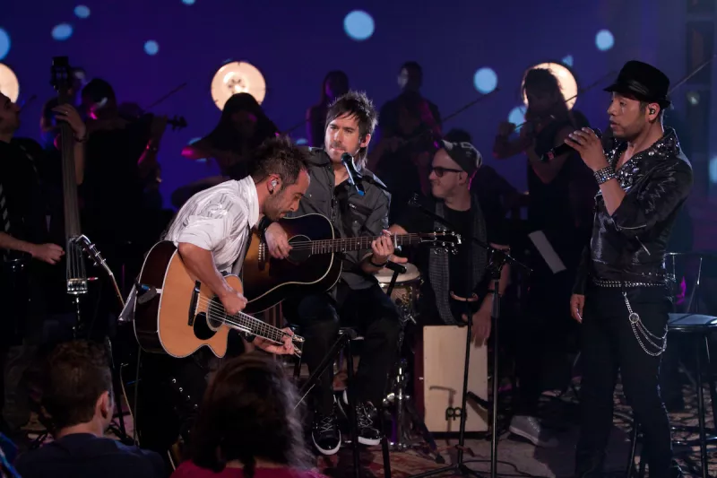 Tr3s: MTV Musica y Mas Camila Unplugged Performance