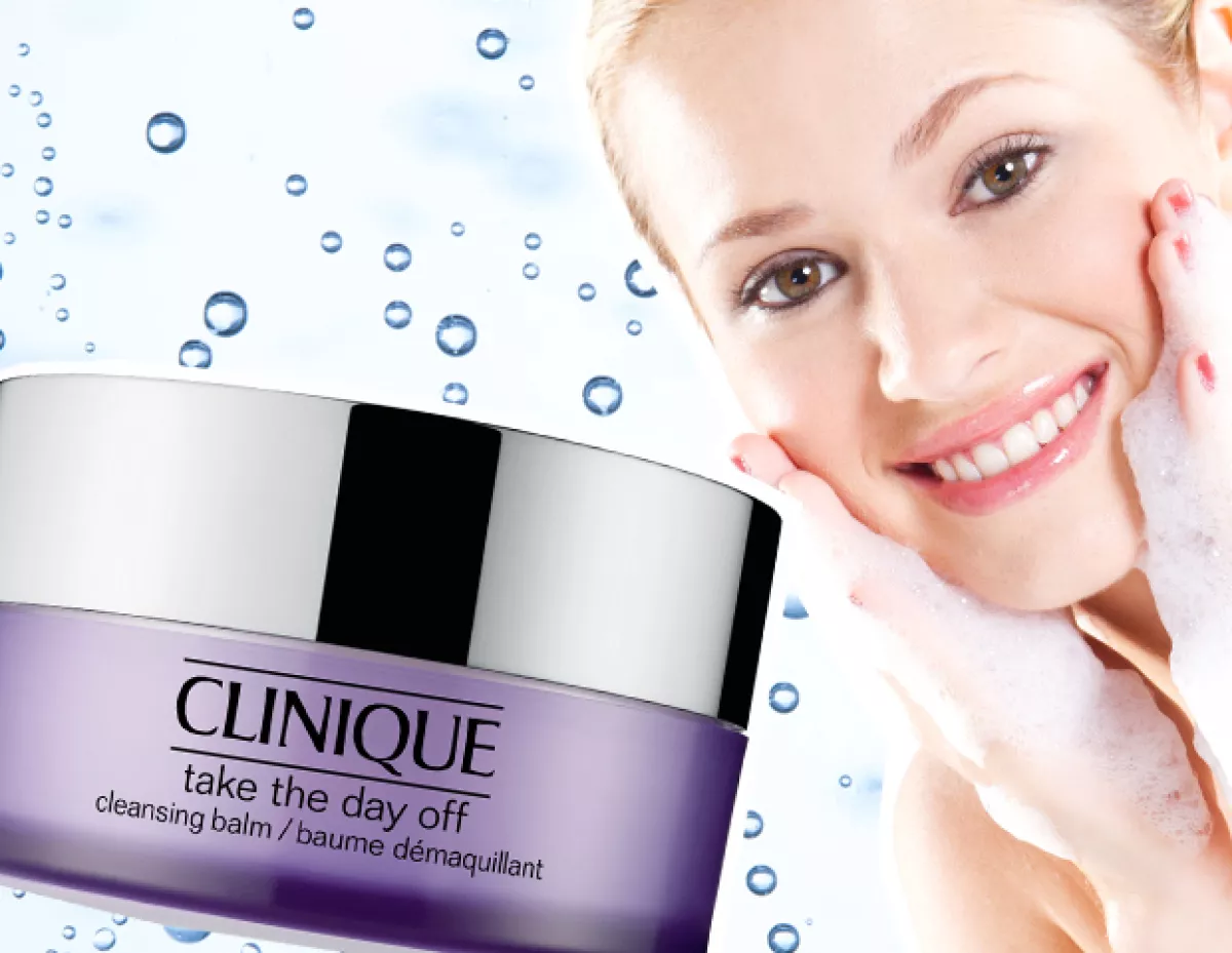 Después de despintarte los ojos, lávate la cara para empezar a eliminar rastros de maquillaje.