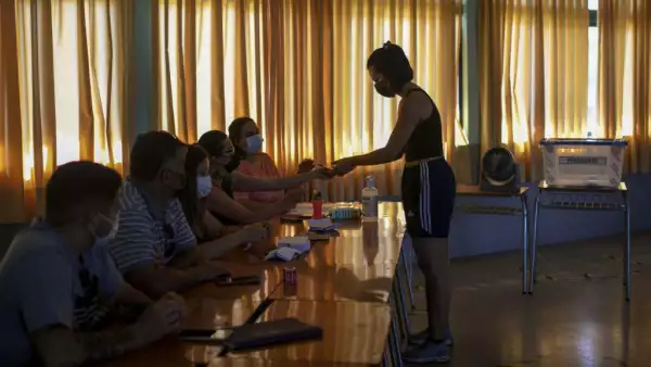 Una mujer emite su voto en una casilla ubicada en Paine, durante las elecciones presidenciales en Chile.