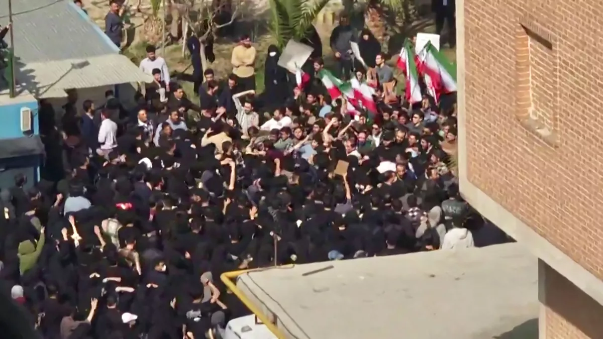 Este vídeo tomado de imágenes de UGC publicadas en las redes sociales el 22 de febrero de 2026, y verificado por los equipos de AFPTV en París, muestra a los iraníes en conflicto en la Universidad de Tecnología Amirkabir en Teherán. Los estudiantes iraníes se reunieron para nuevas manifestaciones a favor y antigubernamentales el 22 de febrero de 2026, conmemorando a los muertos en las protestas recientes, mientras se avecinaban temores de un nuevo conflicto con los Estados Unidos sobre el programa nuclear del país