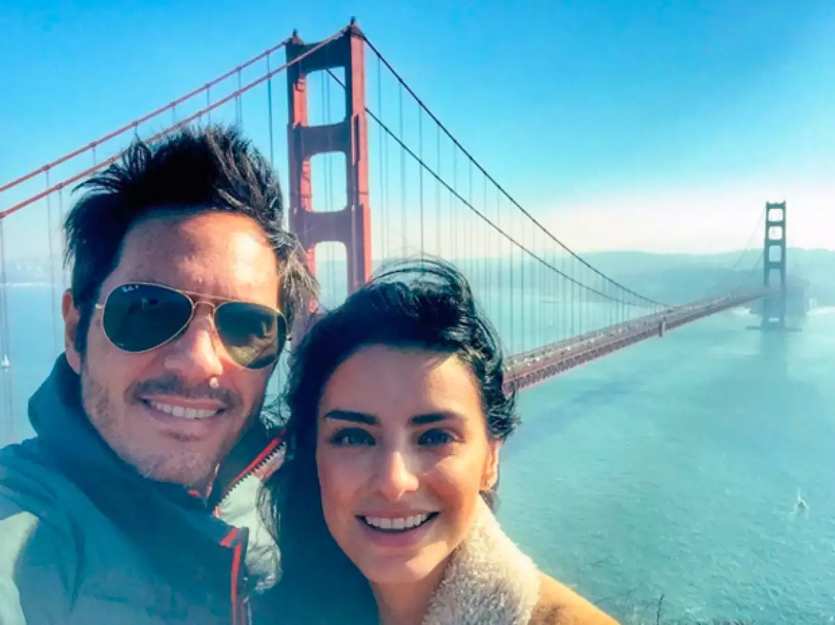 Después de un año y cinco meses de relación, la pareja se ha comprometido.