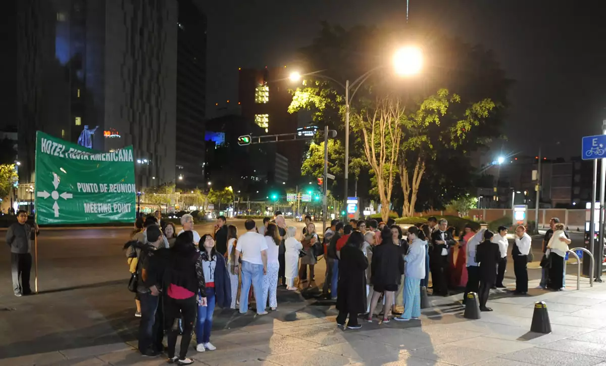 Algunas personas salieron a las calles de la Ciudad de México al activarse la alerta sismica.