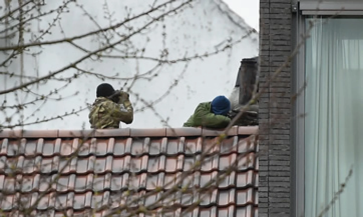 La policía investigaba un edificio cuando se desató el tiroteo. (Foto: AFP)