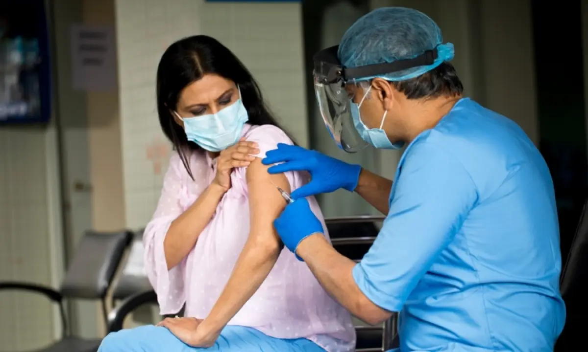 Las mujeres quedan rezagadas en vacunación contra COVID-19 en India