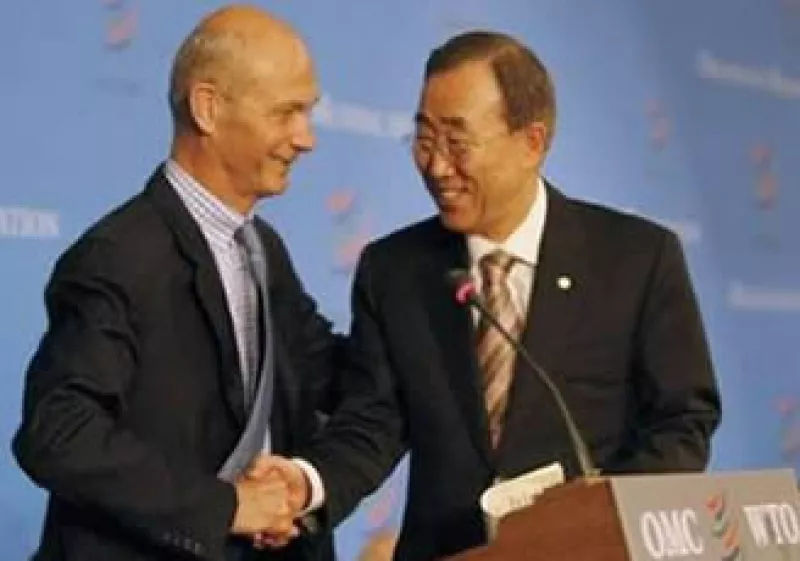 El director de la OMC, Pascal Lamy (izq), considera que la contracción de las economías aumentará el proteccionismo comercial. (Foto: Reuters)