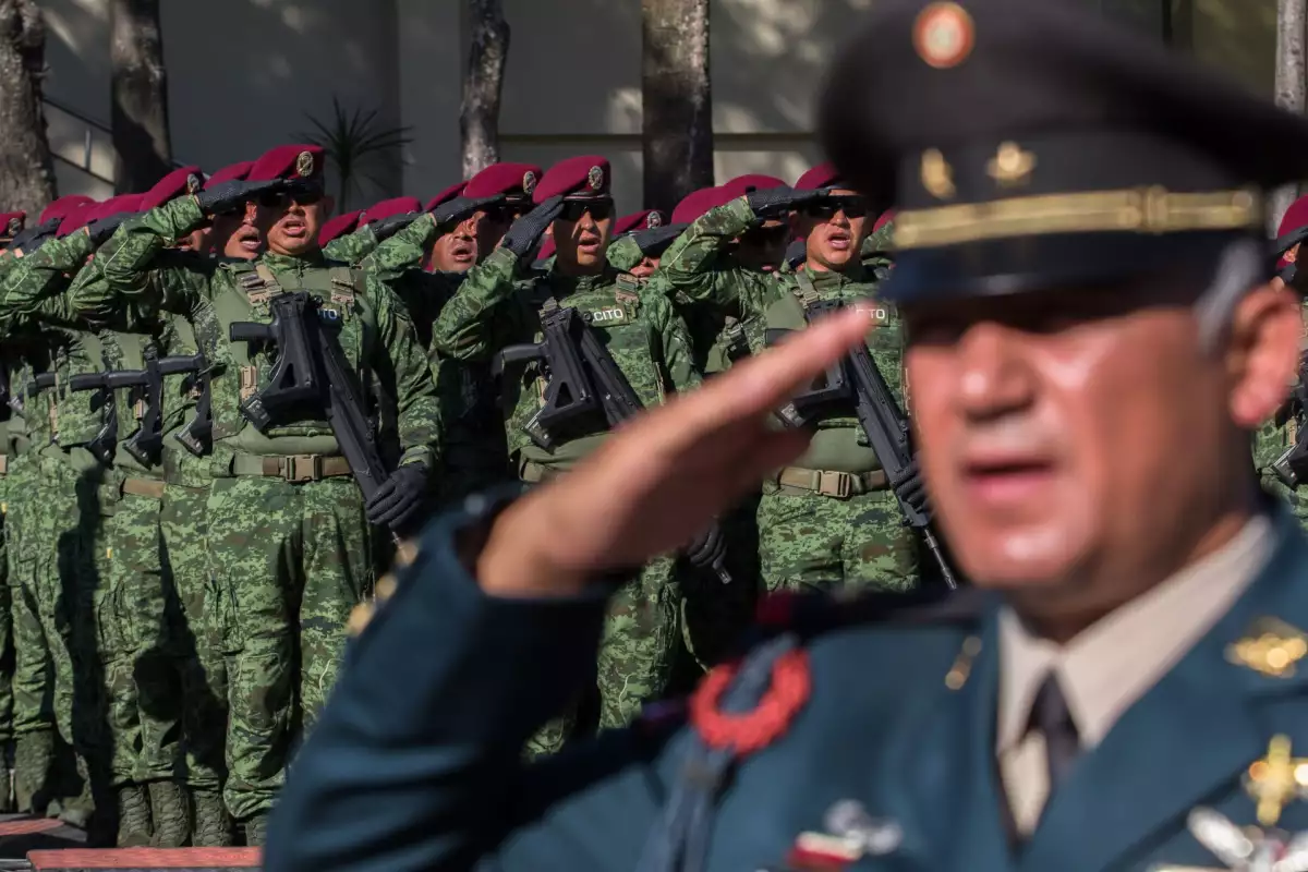 Militares saludan a la bandera durante el protocolo