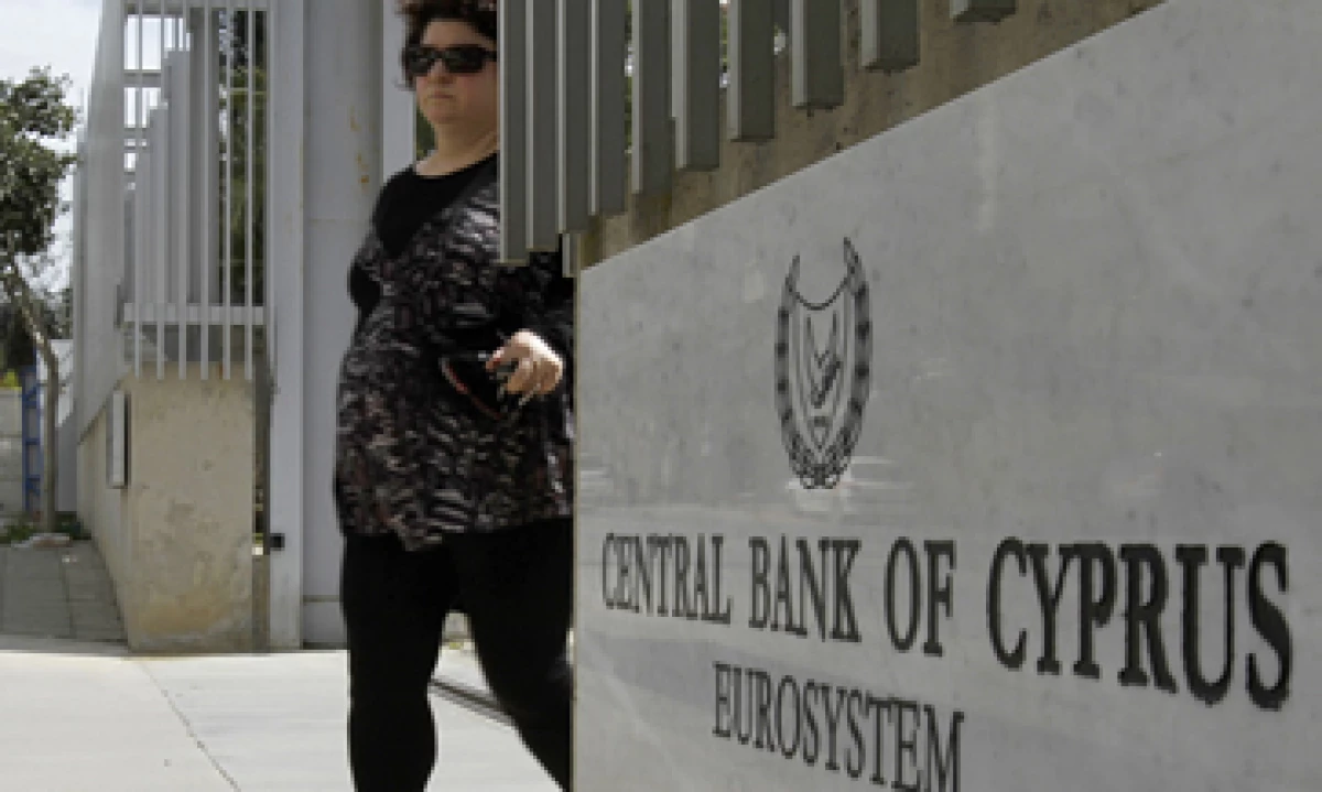 El Banco Central Europeo ha dicho que cortará la ayuda de liquidez de emergencia a los principales bancos de la isla. (Foto: AP)