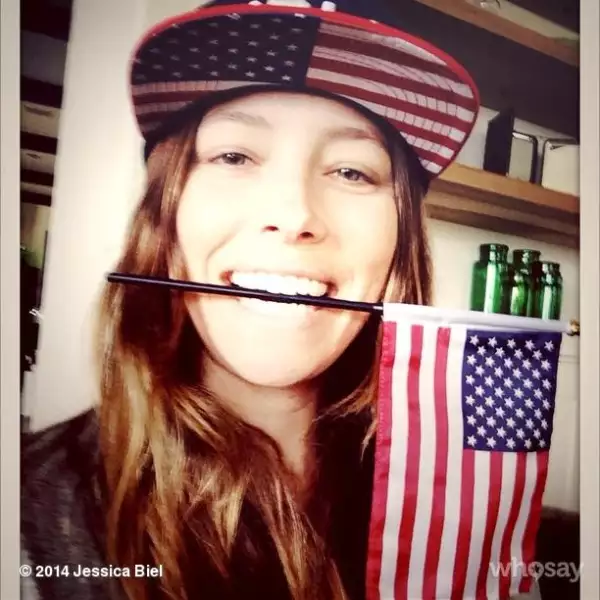 Jessica Biel publicó esta patriótica imagen con la bandera de su país de origen.