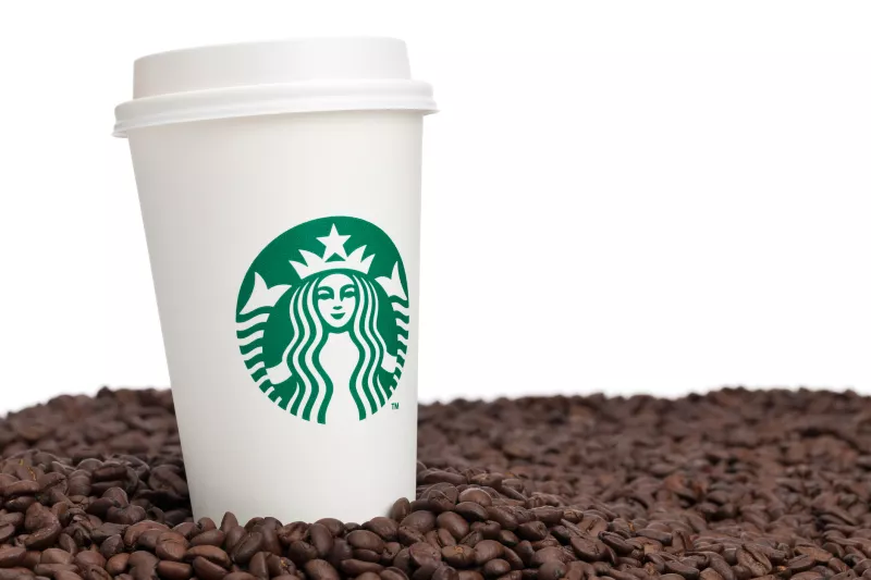 De las acciones que cotizan en la Bolsa Mexicanas de Valores, 42 tienen un precio menor a los 31 pesos que te cuesta tu café del día en Starbucks y es posible obtener altos rendimientos.