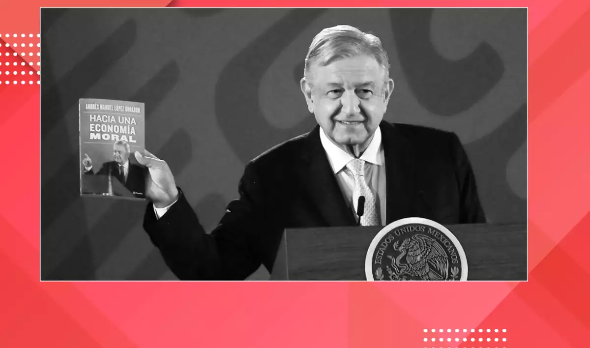 AMLO con su libro