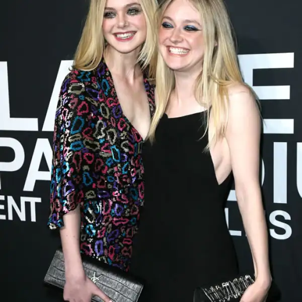 Las hermanas Fanning también estuvieron presentes en el fashion show.