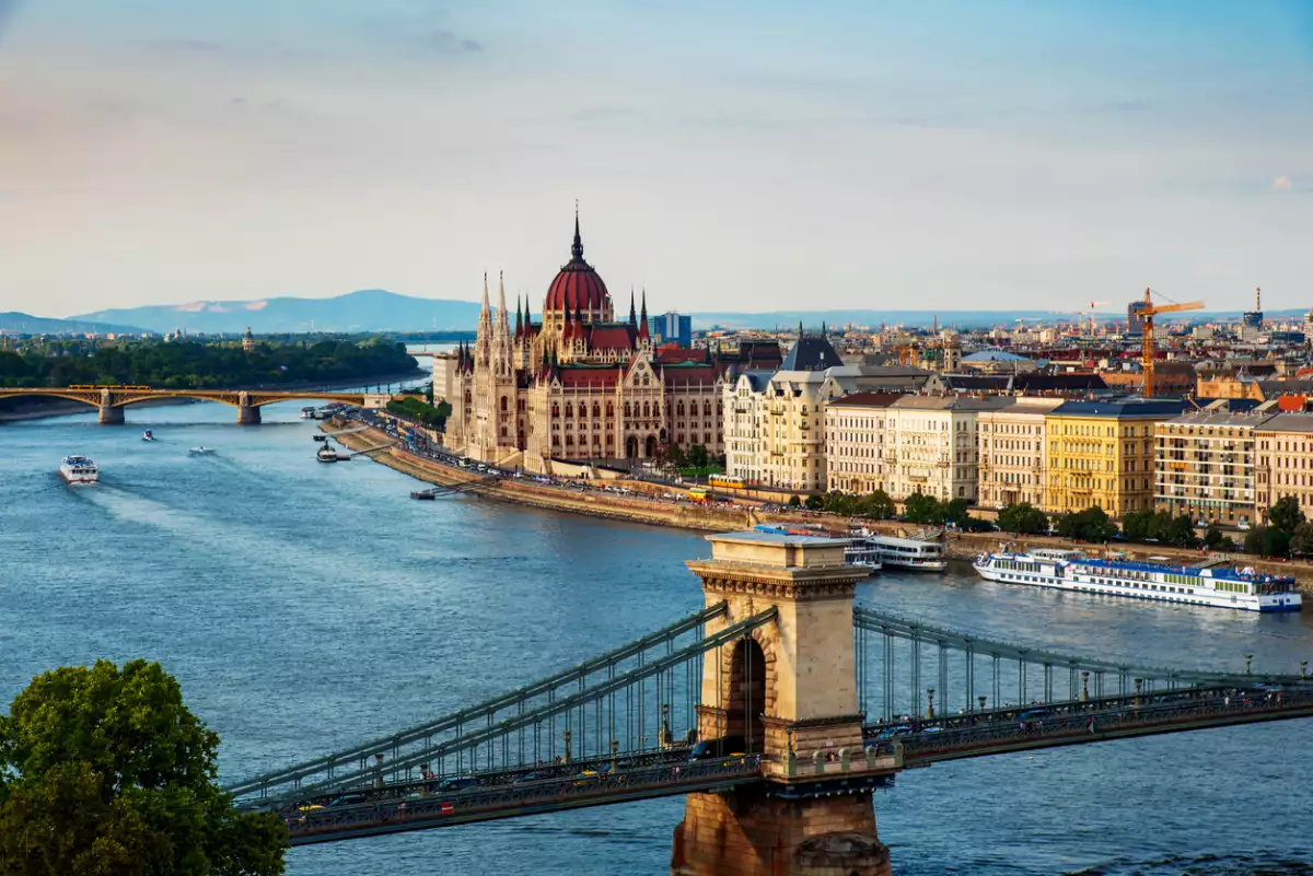 foto del rio dabube con la vista al parlamento de praga