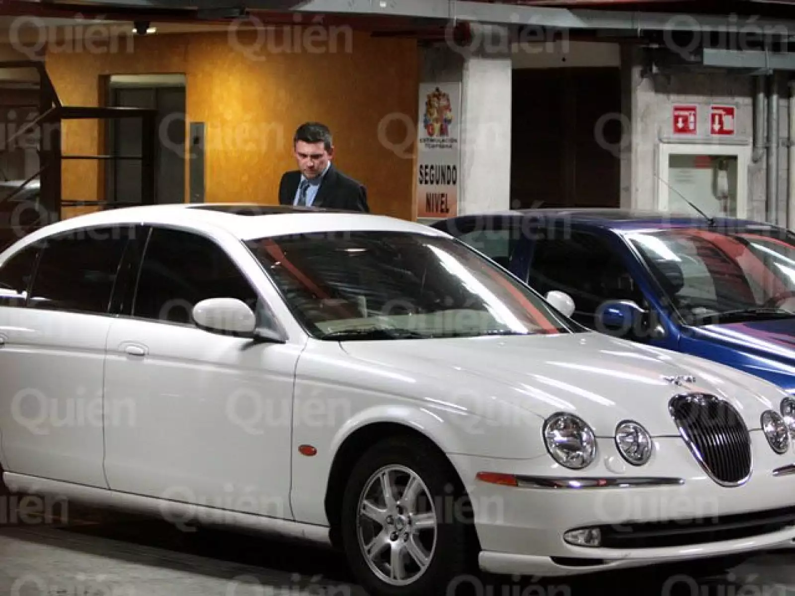 Varios reporteros y fotógrafos ya la esperaban en el centro comercial donde se encuentra el spa de sus hermanos, ahí arribó en un Jaguar blanco.