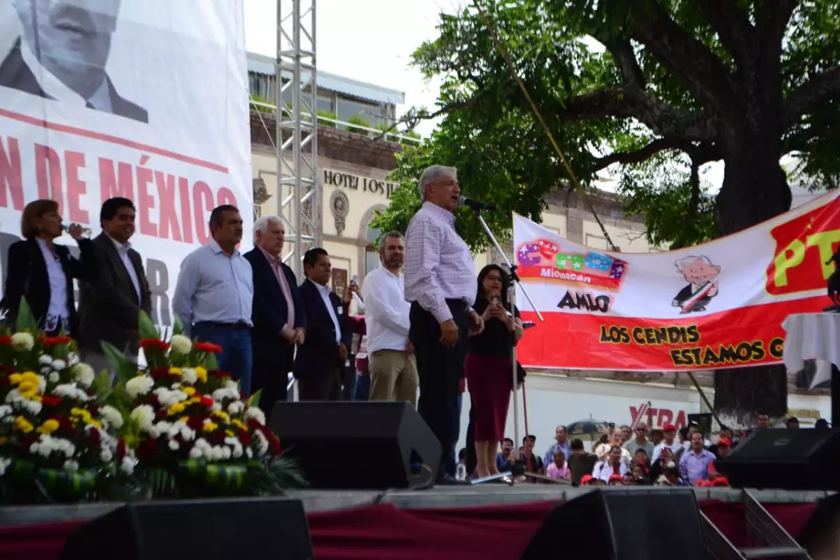 AMLO ofreció un mitin informativo en el Centro Histórico de la capital michoacana.
