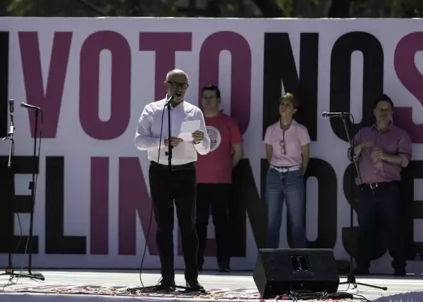 José Ramón Cossío, durante marcha nacional  #MivotoNoseToca #Inenosetoca en el Zócalo Capitalino.