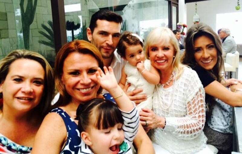 La conductora Carla Estrada también acompañó a Jan en el bautizo de su hija.
