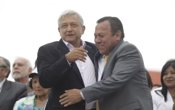 Andrés Manuel López Obrador, candidato de las Izquierdas a la presidencia de la República, es saludado por Jesús Zambrano, presidente nacional del PRD, durante un mitin en la explanada de la Delegación Venustiano Carranza. FOTO: JUAN PABLO ZAMORA /CUARTOSCURO.COM