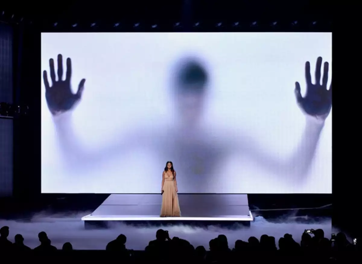 Durante la presentación de Selena en las imágenes que se proyectaron en el escenario, la silueta de un hombre de la complexión de Justin apareció detrás de ella.