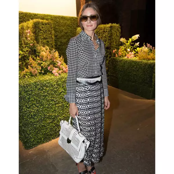 Este look es sobrio pero llamativo por la combinación de prints en el mismo color.