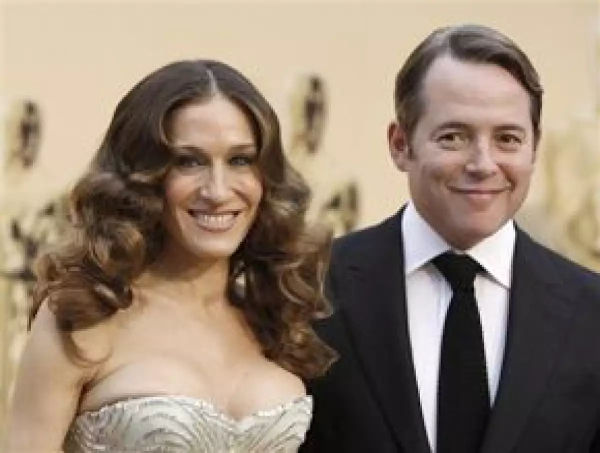 Dos jefes de policía de Ohio acusados de fisgonear a la madre en alquiler de los actores Sarah Jessica Parker y Matthew Broderick fueron acusados de varios delitos.