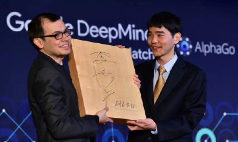Demis Hassabis, presidente de Deep Mind, y Lee Se-Dol, campeón mundial de go. (Foto: AFP)