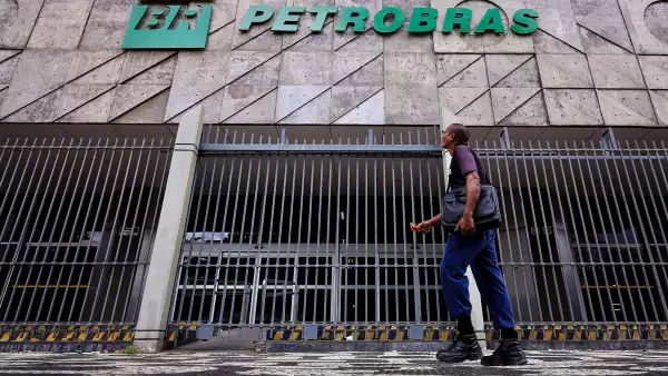 El plan de Petrobras que salvó a la petrolera brasileña y que Pemex puede replicar para salir de su crisis