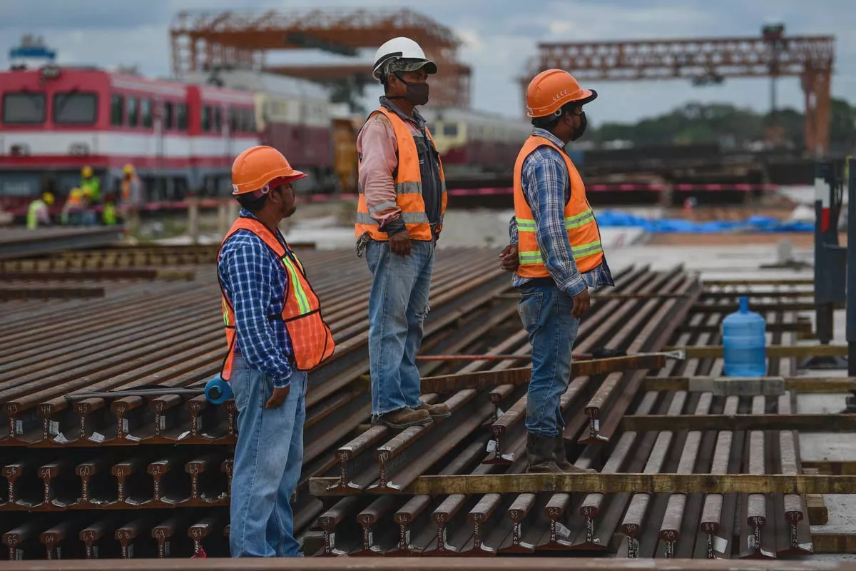 Trabajadores del Tren Maya sobre vías fabricadas en Chiapas