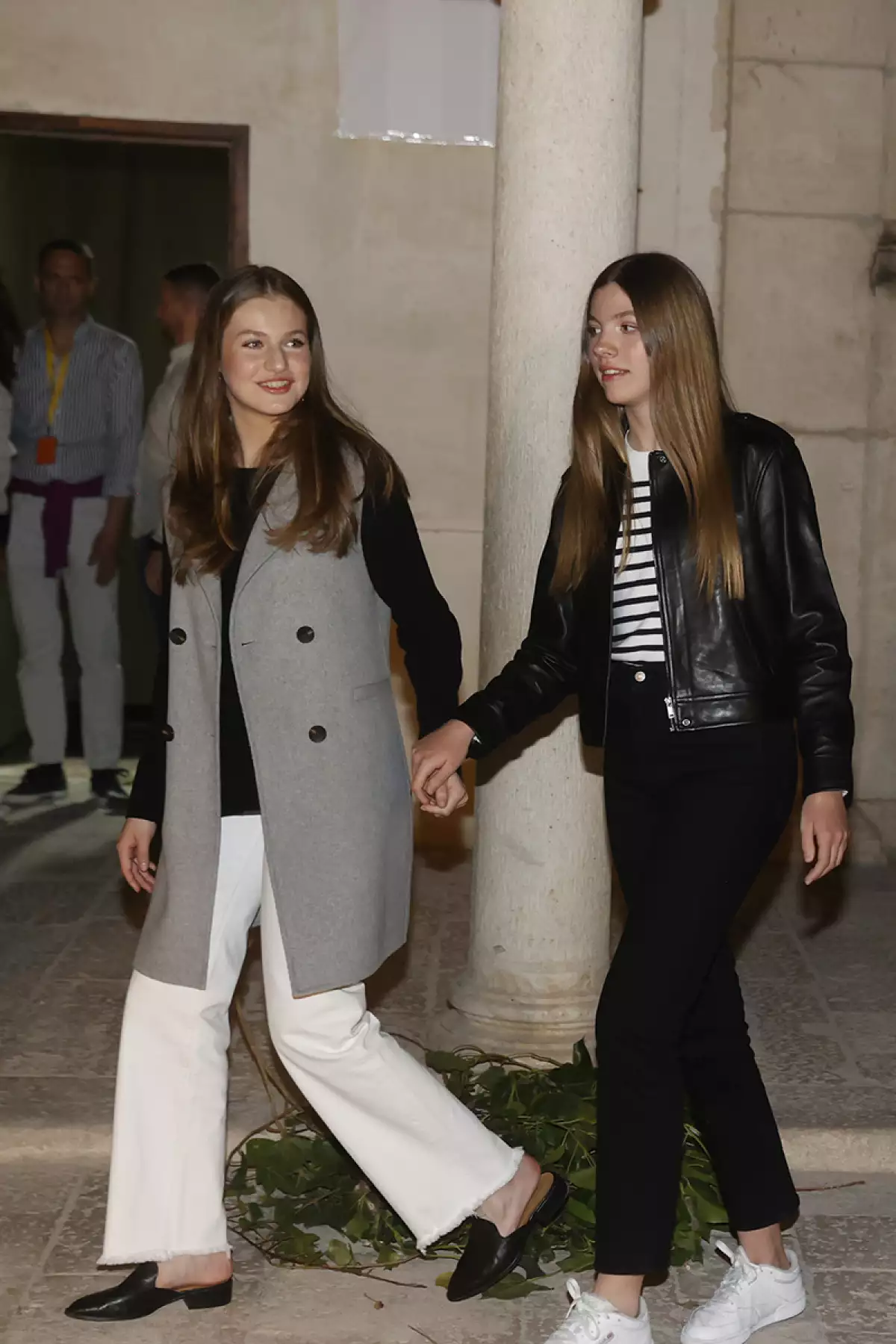 La infanta Sofía de España estrena sonrisa, su hermana Leonor aún está en proceso