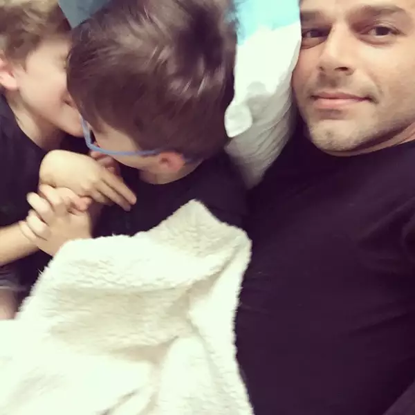 Ricky Martin es un padre entregado, pues desde que anunció que se convertiría en padre, ha sido inseparable de sus dos pequeños, a quienes recibió en 2010.