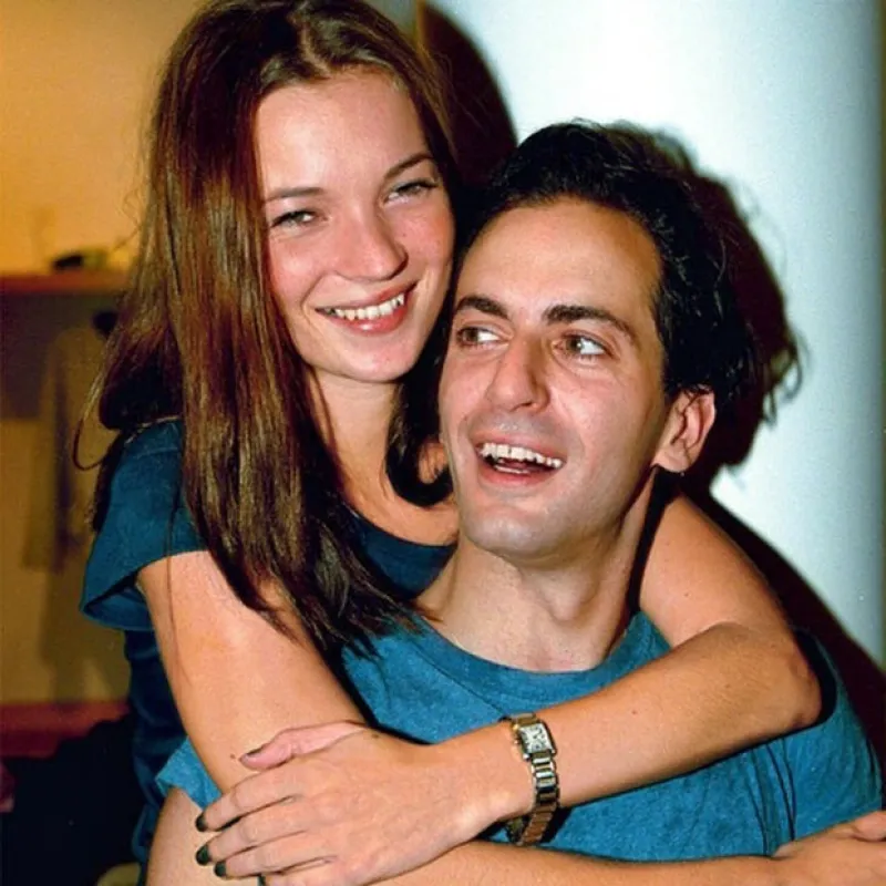 El diseñador publicó una foto `throwback thursday'  en la que aparece con la modelo británica en sus primeros años de carrera en los 90; momento en que se convirtieron en muy buenos amigos.