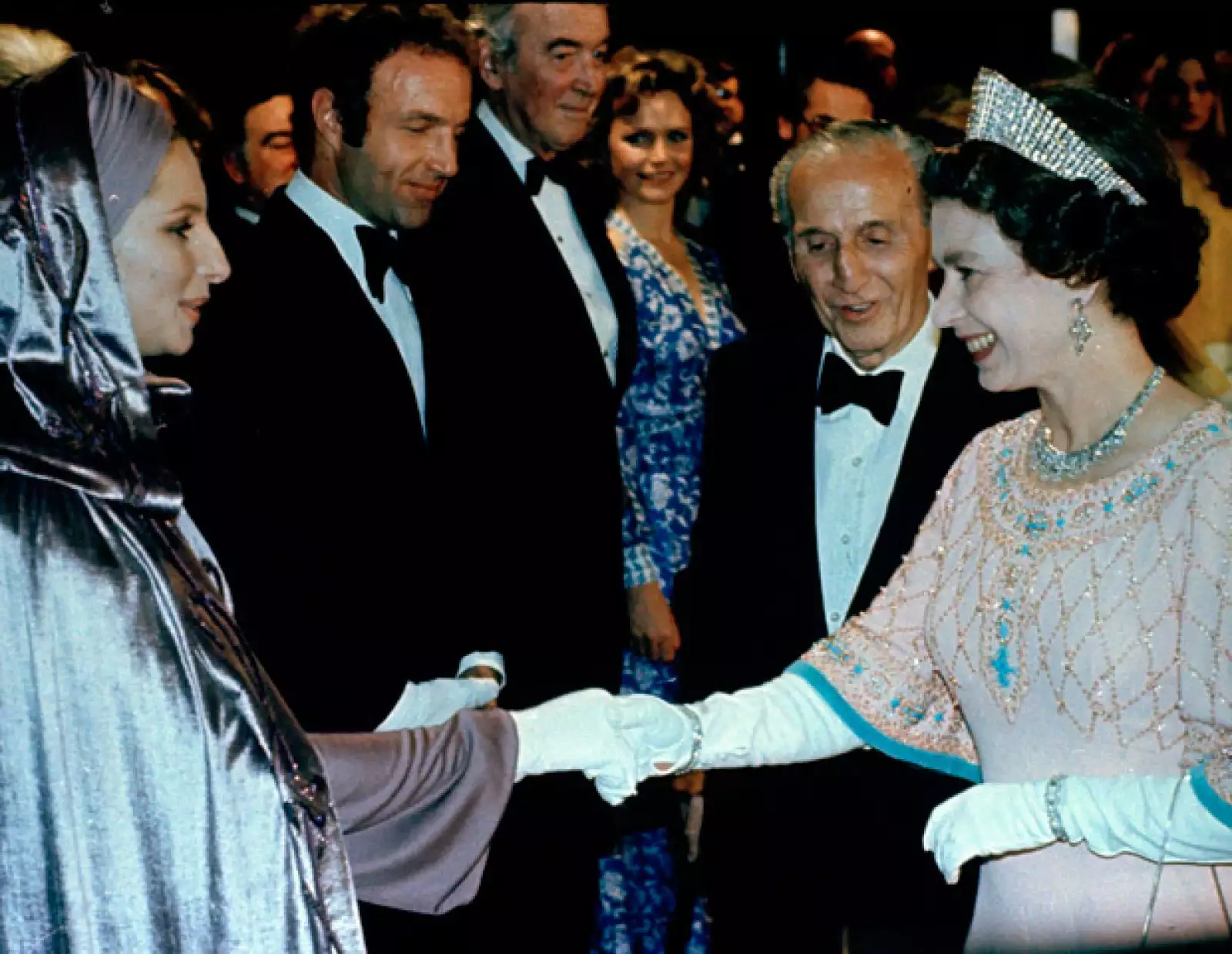 La Reina renovó hoy su promesa de servicio a los británicos en el día del 60 aniversario de su ascenso al trono.