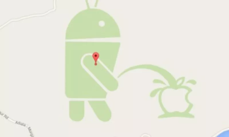 La mascota de Android aparece orinando el logo de Apple. (Foto: Google Maps )