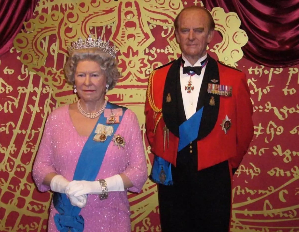 La Reina Isabel II con su esposo Felipe Mountbatten.