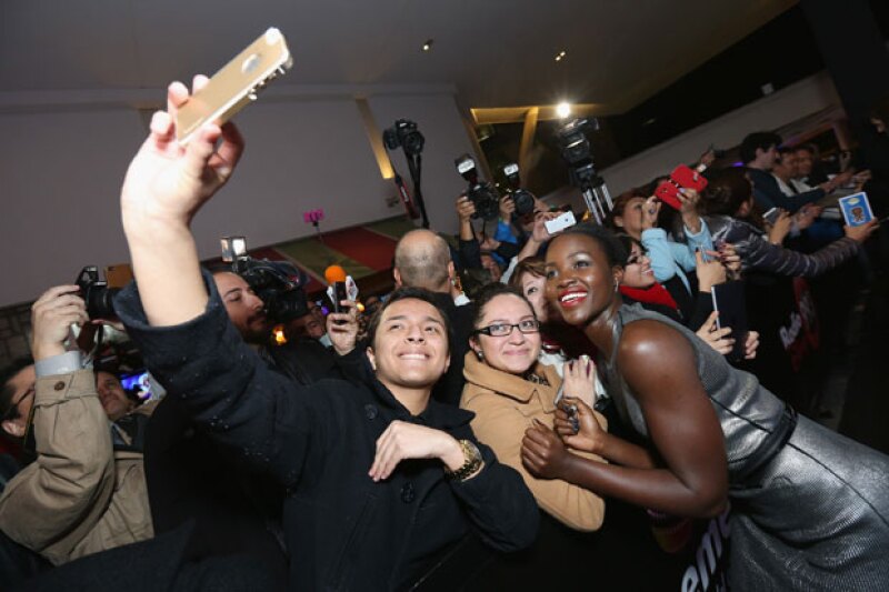 Lupita Nyong´o se mostró muy accesible con sus fans.