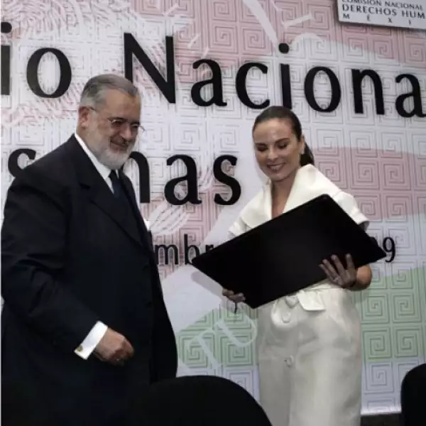 La actriz recibió la distinción y siempre mantuvo la sonrisa en su rostro.