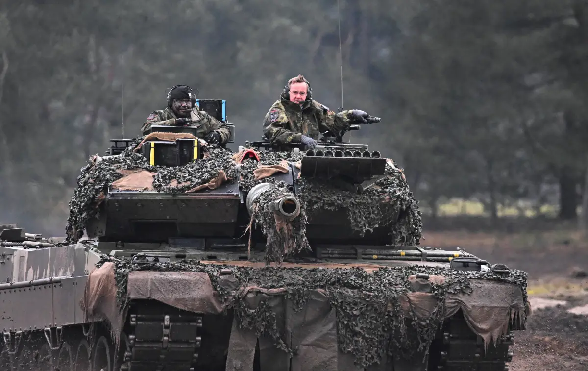 El ministro de Defensa, Boris Pistorius, maneja un tanque en su visita para ver los tanques Leopard 2 que entregará a Ucrania.  