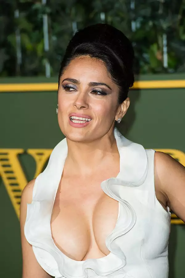 Un vestido blanco entallado y de gran escote fue la elección de la noche.