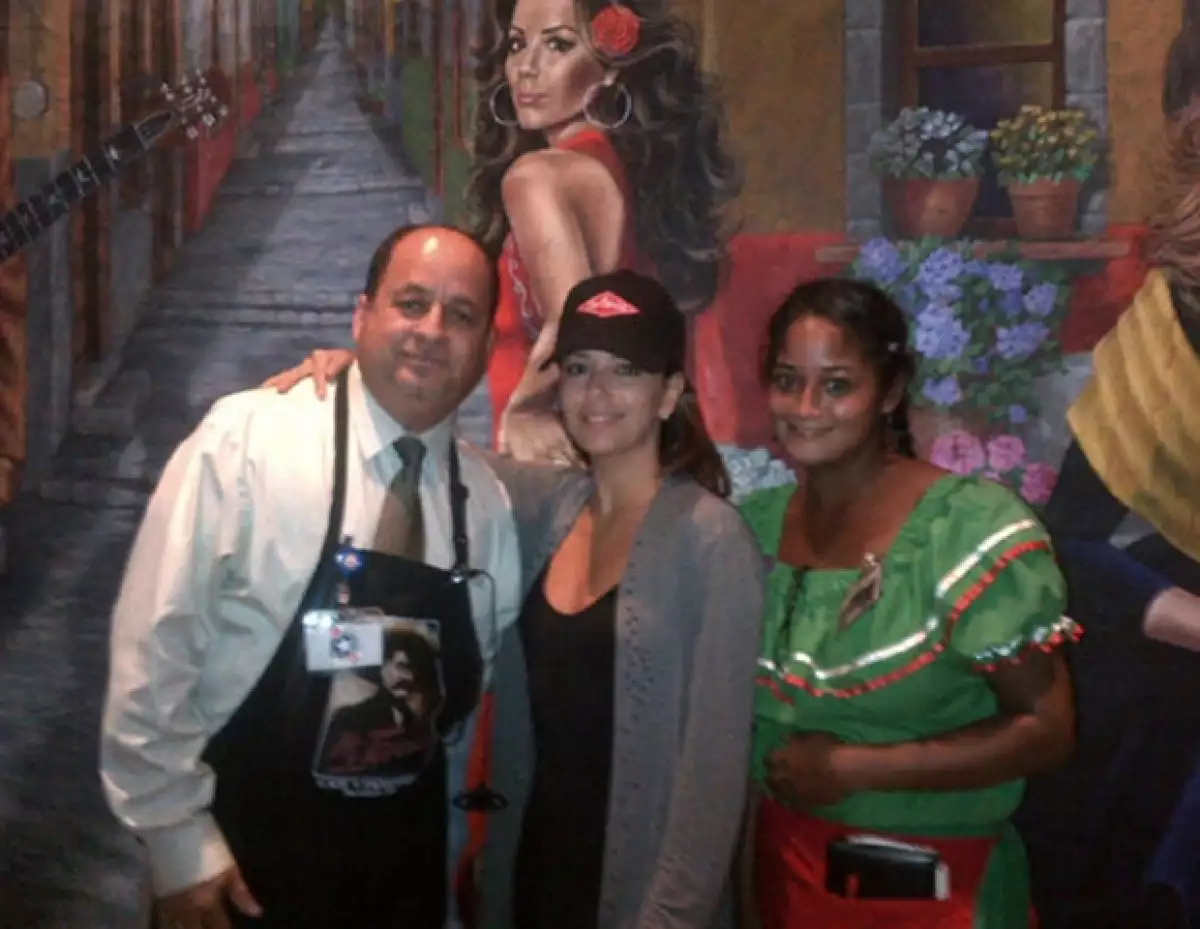 A través de Twitter la  actriz publicó unas fotografías de la celebración. La estrella fue a un restaurante en San Antonio,Texas, junto con su familia.