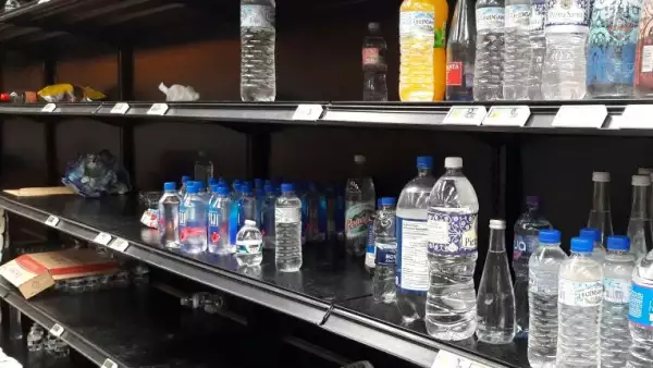 Agua y latas.
