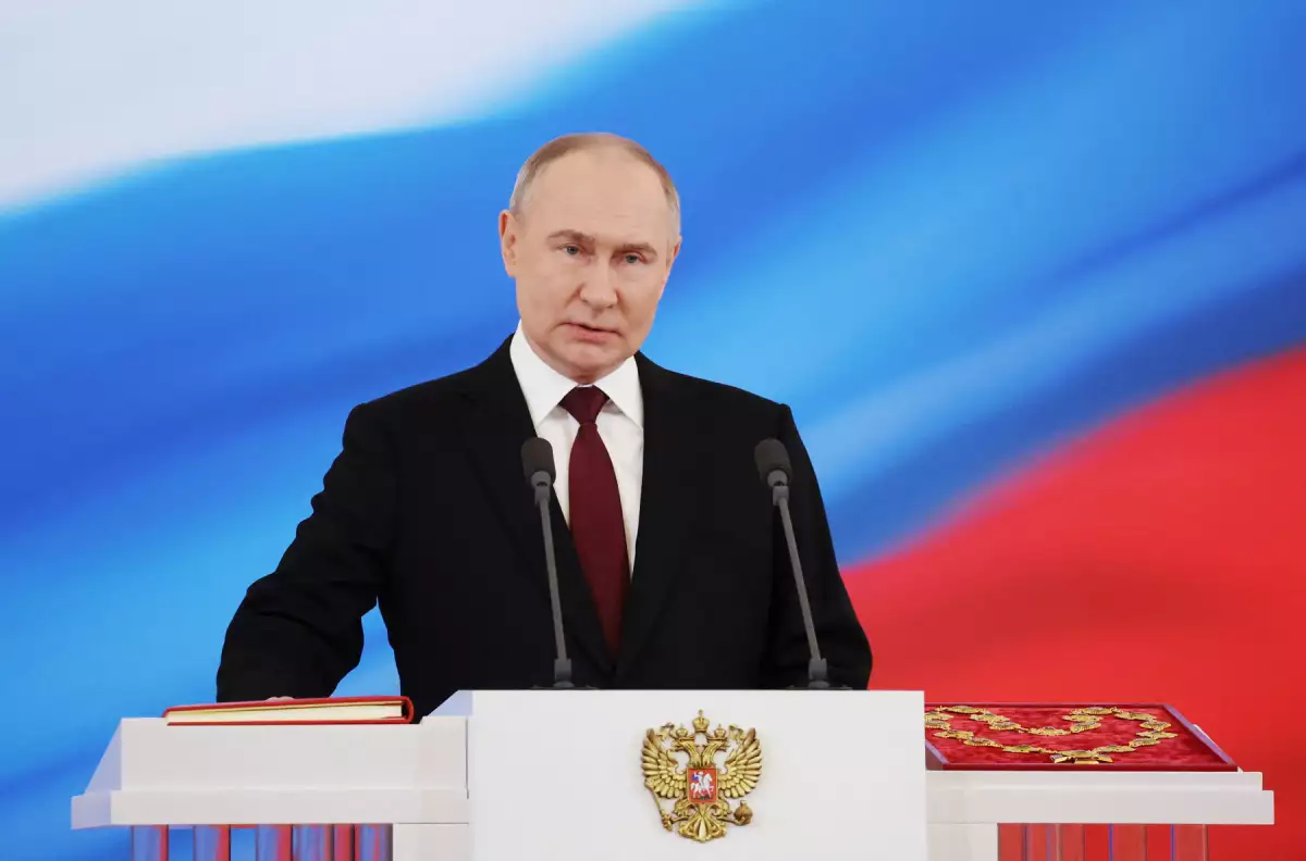 El presidente ruso Vladimir Putin presta juramento durante su ceremonia de inauguración en el Kremlin en Moscú, Rusia, el 7 de mayo de 2024. Sputnik/Vyacheslav Prokofyev/Pool vía REUTERS